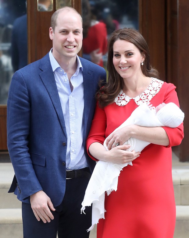 LONDON, ENGLAND - APRIL 23:  Prince William, Duke of Cambridge and Catherine, Duchess of Cambridge depart the Lindo Wing with their newborn son at St Mary&#39;s Hospital on April 23, 2018 in London, England. The Duchess safely delivered a boy at 11:01 am, wei (Foto: Getty Images)