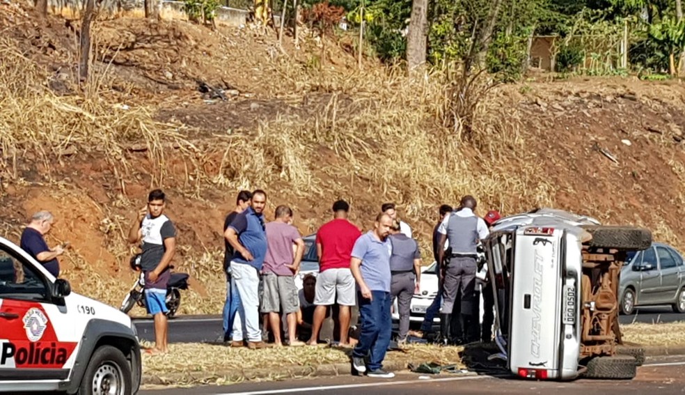 Caminhonete tombou na rodovia em MarÃ­lia na tarde desta sexta-feira  (Foto: MarÃ­lia Urgente/ DivulgaÃ§Ã£o )