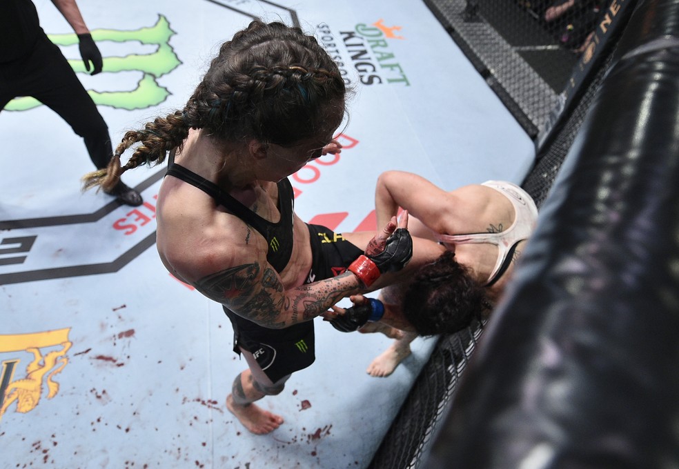 Jessica-Rose Clark acerta a joelhada que nocauteou Sarah Alpar no UFC Covington x Woodley — Foto: Getty Images