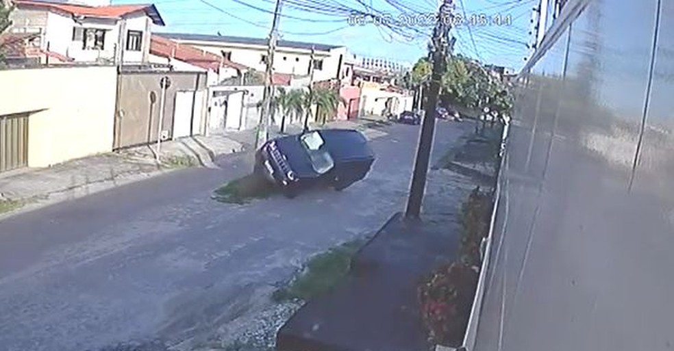 Motorista bate em palmeira e capota carro na Rua E, no Bairro Cajazeiras, em Fortaleza. — Foto: Reprodução