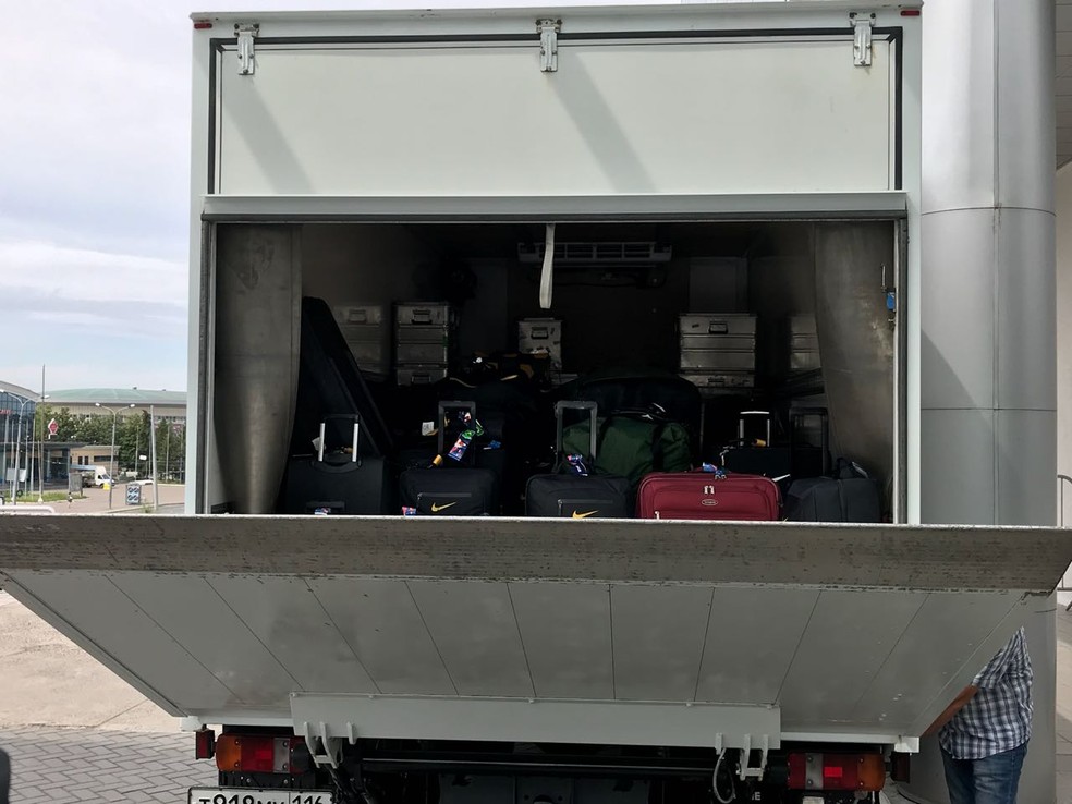 Malas da seleção brasileira embarcadas em caminhão (Foto: Alexandre Lozetti)