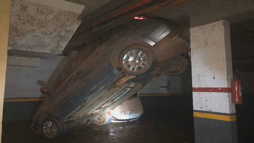 Carro fica revirado em garagem da 402 Norte, em Brasília — Foto: Arquivo pessoal