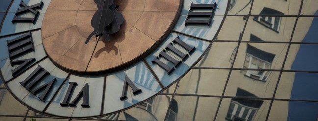 Relógios do Rio. Na foto, o relógio do RB1, na avenida Rio Branco, n.1. Em números romanos, o quatro é representado por IIII.   — Foto: Márcia Foletto / Agência O Globo