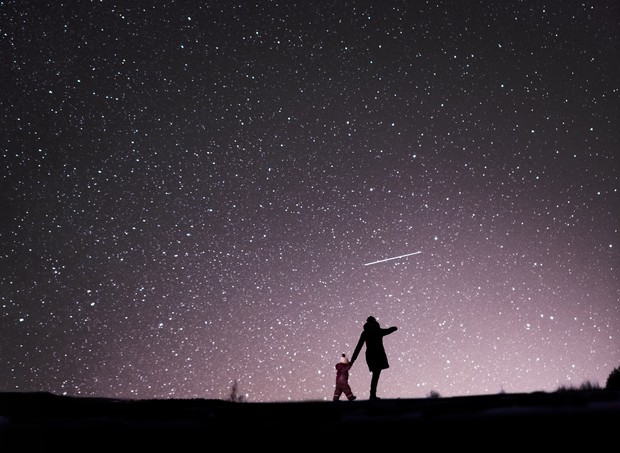 Que tal olhar para o céu, junto com seu filho? (Foto: Getty Images)