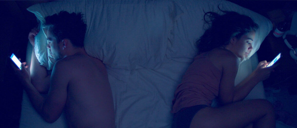 Em Newness, Gabi (Laia Costa) e Martin (Nicholas Hoult) se conhecem através de um aplicativo de namoro.  (Foto: Reprodução)