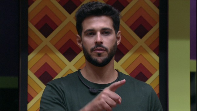 Rodrigo se apresenta aos brothers no BBB 22