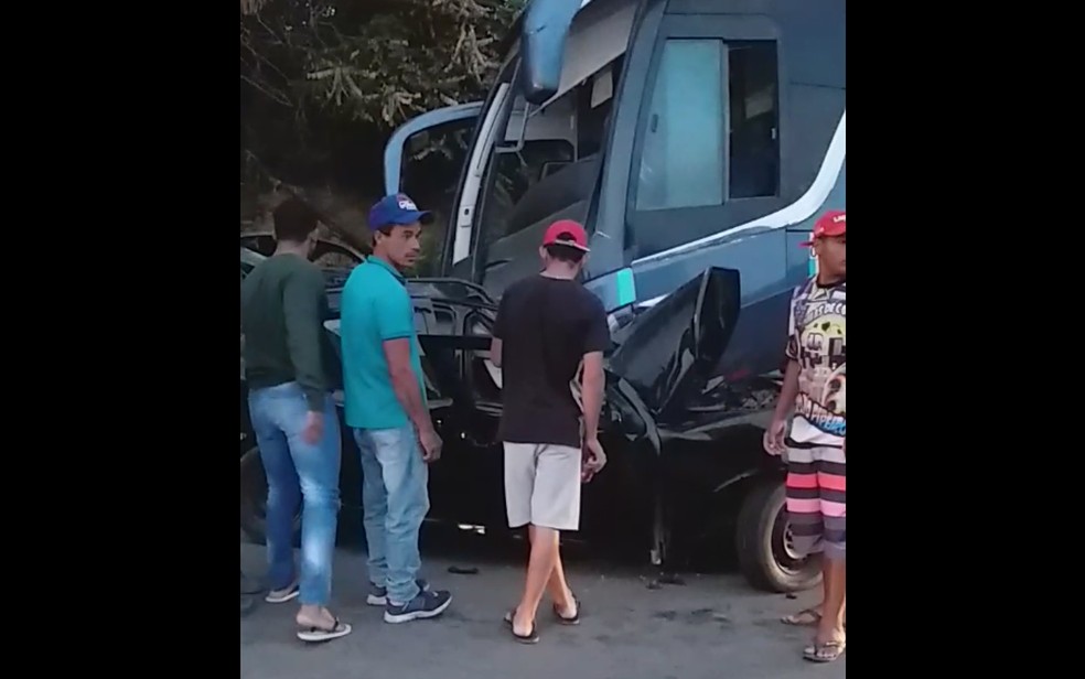 Acidente ocorreu no domingo, entre Poções e Nova Canaã — Foto: Arquivo pessoal
