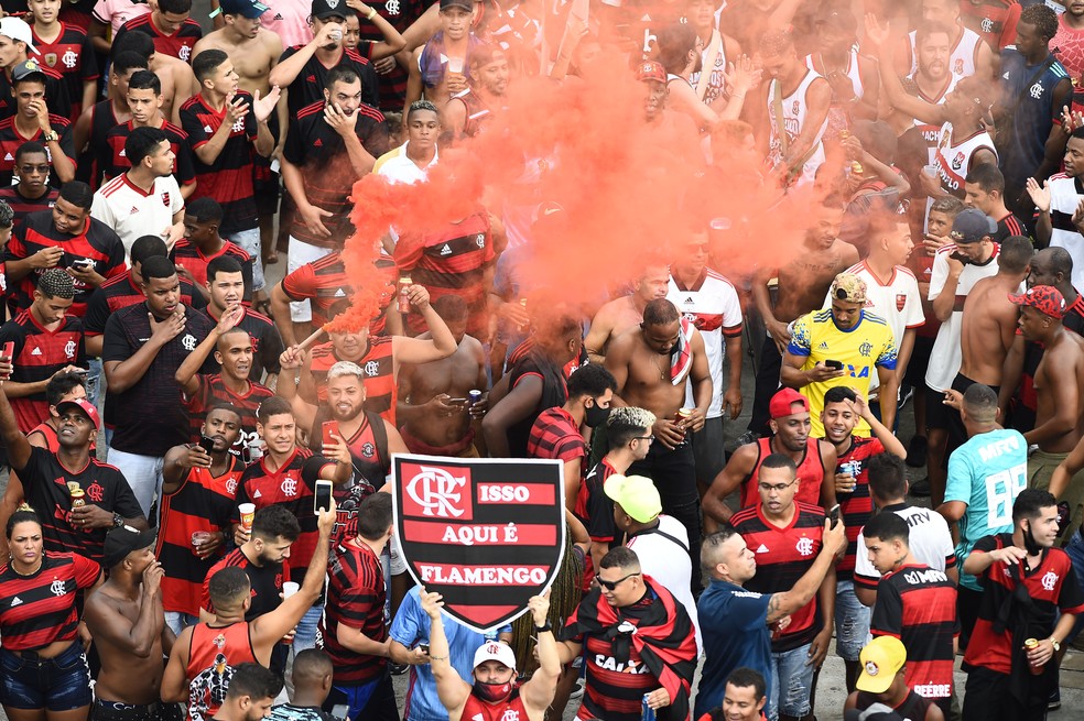 Torcedores do Flamengo se aglomeram no entorno do Maracan&atilde; &mdash; Foto: Andr&eacute; Dur&atilde;o