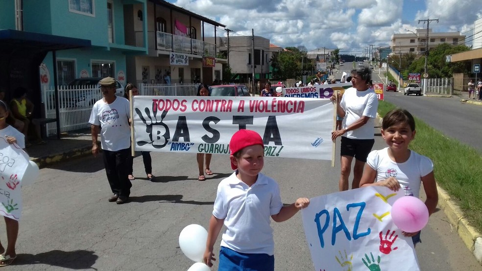 Moradores realizaram protesto pelas ruas do bairro Guarujá em Lages (Foto: Luis Borges/Divulgação)