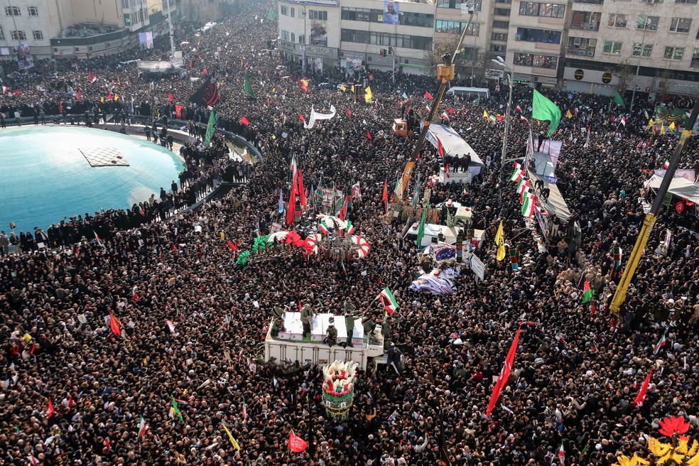 Multidão acompanha cortejo com o corpo do general Qassem Soleimani, em Teerã, no Irã, nesta segunda-feira (6)  — Foto: Atta Kenare / AFP