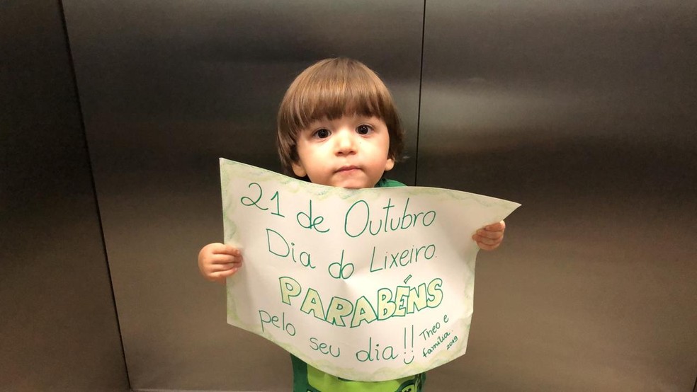 Theo Duarte Marins, de 2 anos, segura cartaz em homenagem a garis — Foto: Yasmine Marins/Arquivo pessoal