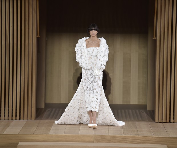 Até a noiva da Chanel usou uma pochete (Foto: Getty Images)