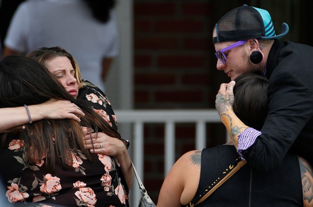 Grupo se abraça durante funeral de Kimberly Morris, na quinta-feira (16), em Kissimmee (Foto: Carlo Allegri/Reuters)