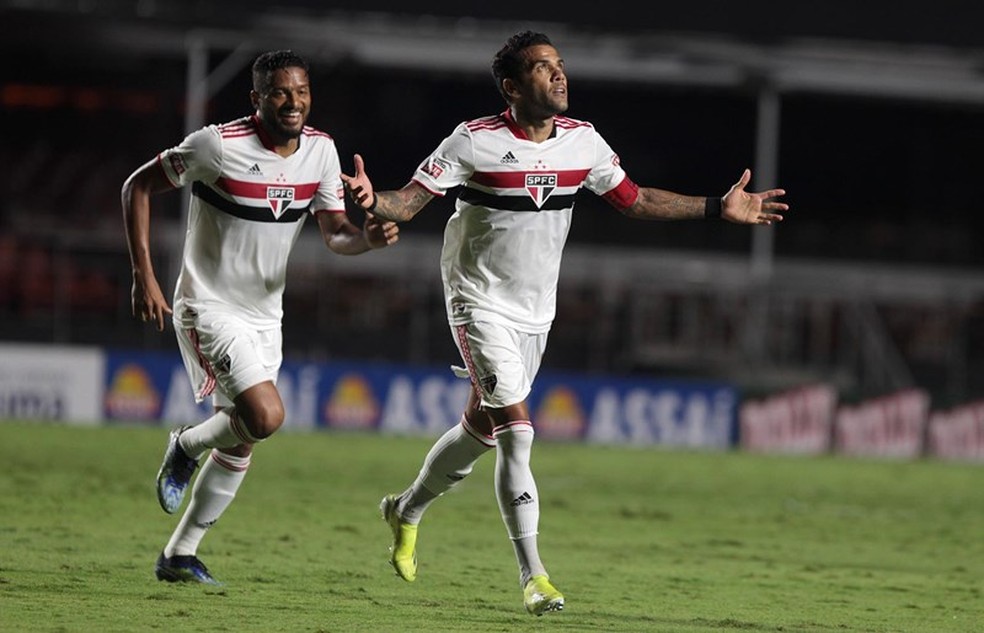 Daniel Alves e Reinaldo comemoram pelo São Paulo — Foto: Rubens Chiri/saopaulofc.net