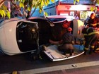 Bombeiros retiram teto de carro capotado para resgatar vítima em SP