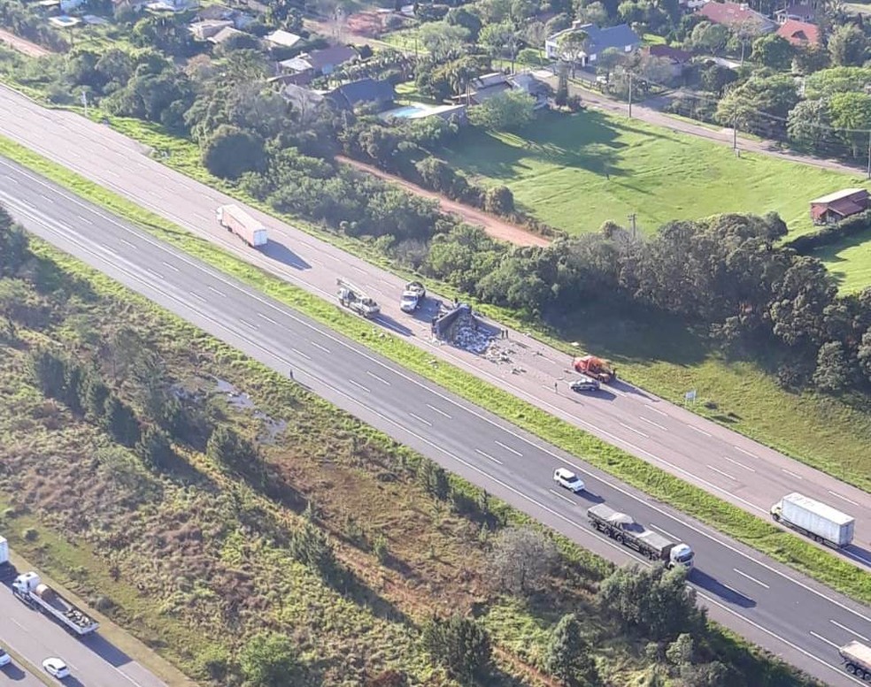 Imagem aérea mostra trecho da freeway bloqueado após caminhão tombar — Foto: PRF/Divulgação