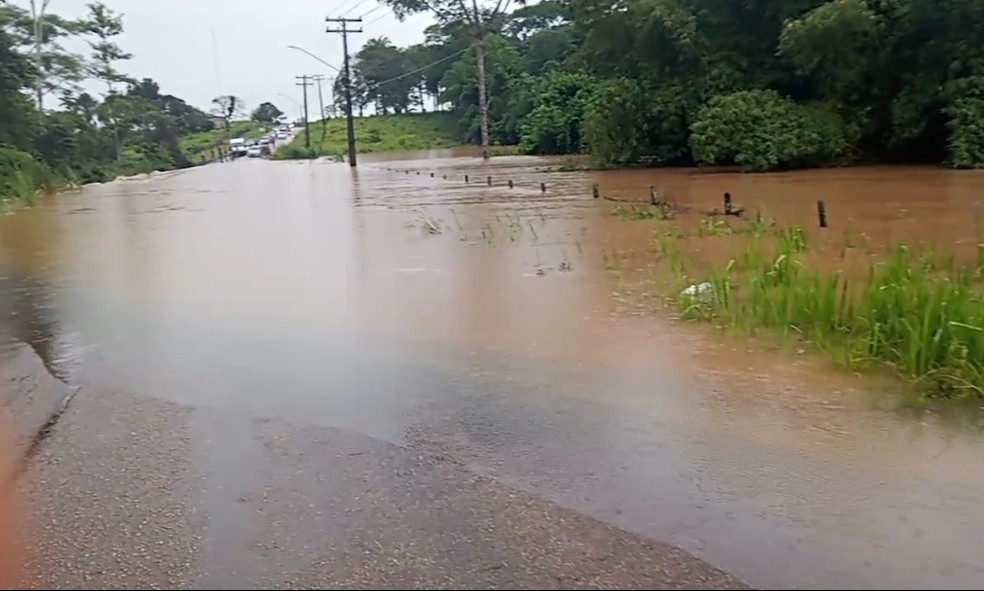 Igarapé transbordou e alagou estrada que dá acesso ao Complexo Penitenciário de Rio Branco — Foto: Gildemar Bomfim/Arquivo pessoal