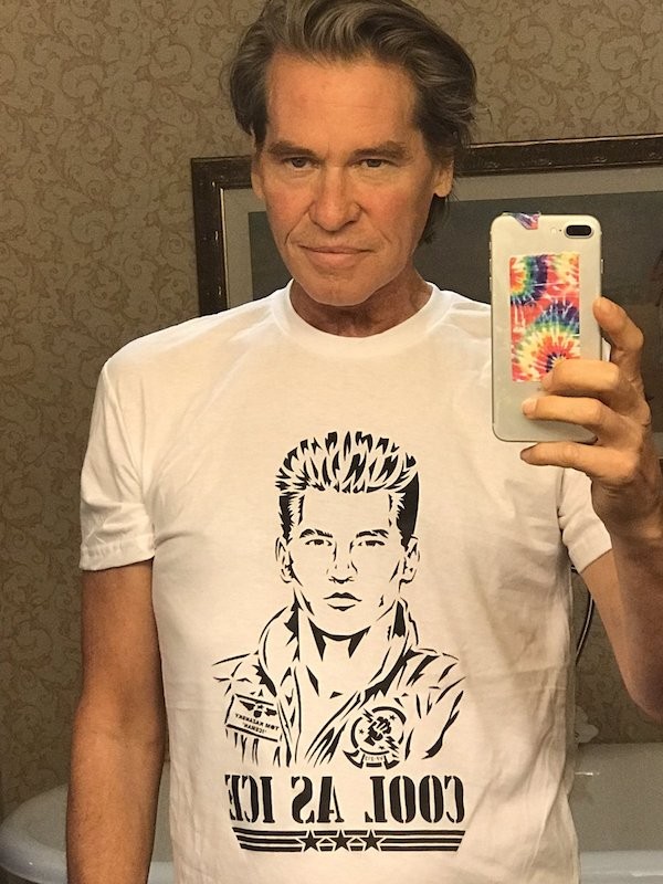 O ator Val Kilmer com uma camisa em homenagem a seu personagem em Top Gun (Foto: Twitter)