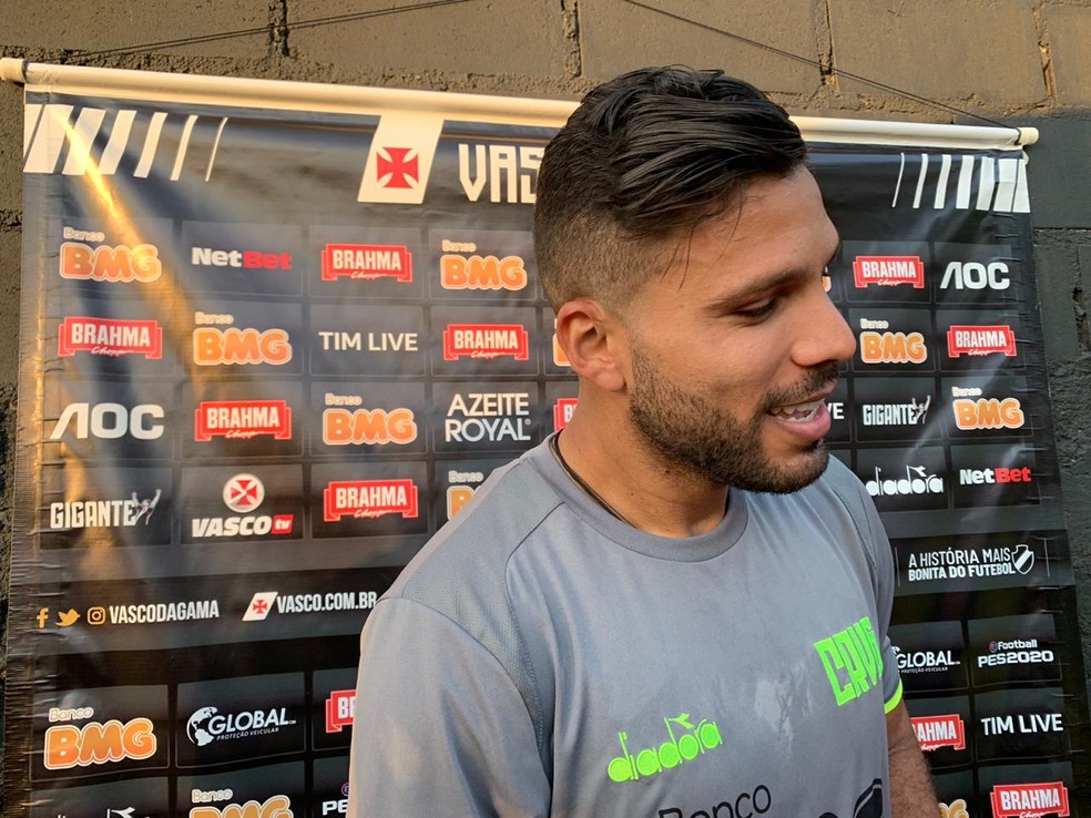 Oswaldo Henriquez durante coletiva no Vasco â Foto: Bruno Giufrida