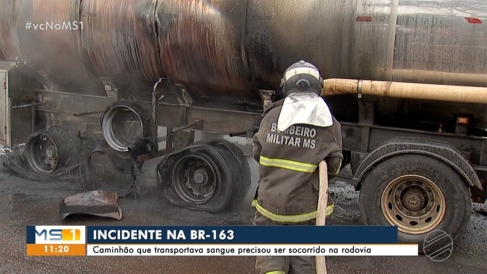 Caminhão fica destruído após pneu pegar fogo. — Foto: Reprodução/TV Morena