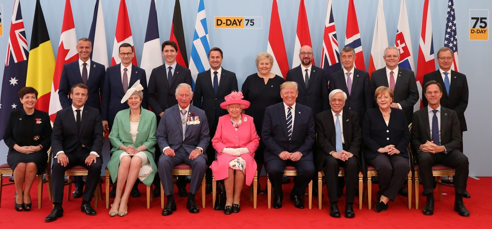 Líderes mundiais, entre eles a rainha Elizabeth II e o presidente americano Donald Trump, posam para fotografia nas celebrações do "Dia D" em Portsmouth, na Inglaterra, nesta quarta-feira (5). — Foto: Jack Hill/Pool via Reuters