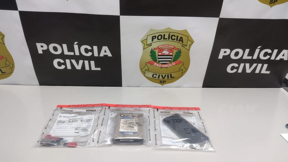 Foram apreendidos pen-drives, um hd e o celular do suspeito em Bauru  — Foto: Polícia Civil / Divulgação 