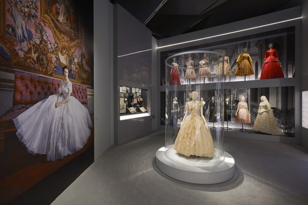 Dior ganha exposição no Victoria & Albert em Londres (Foto: ADRIEN DIRAND)