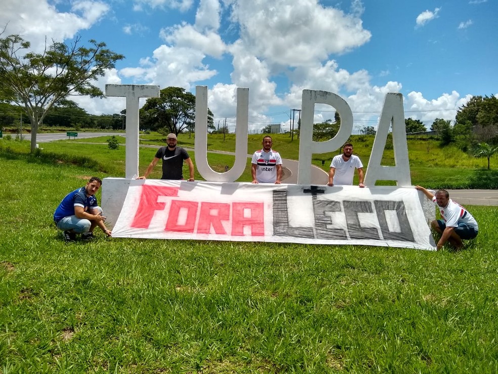 Protesto de torcida organizada tricolor em Tupa, no interior de São Paulo — Foto: Reprodução