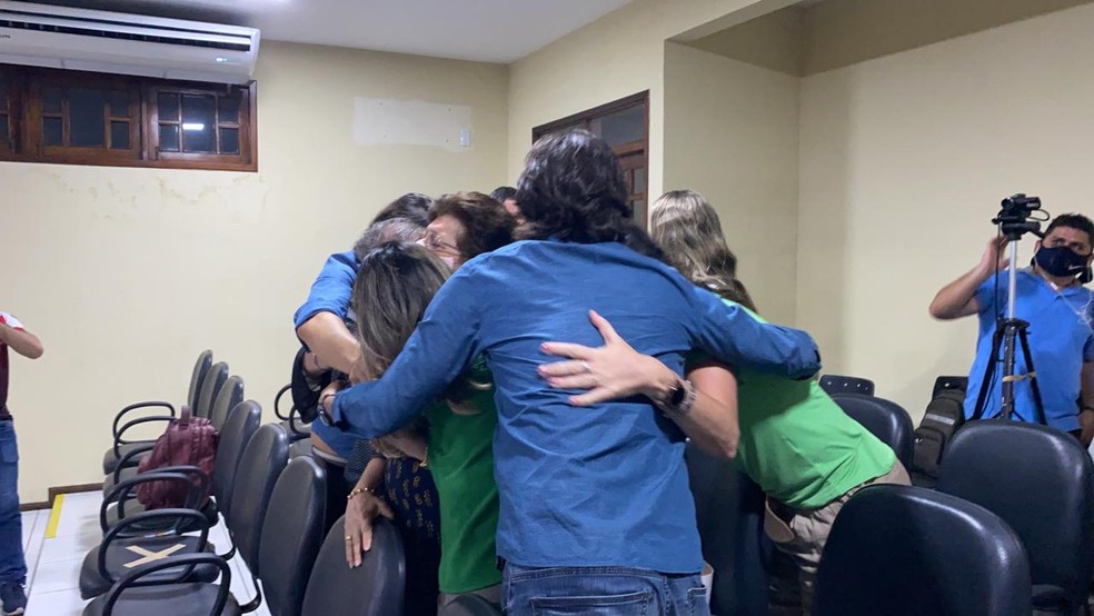 Família das vítimas abraçada após a decisão pela condenação do réu — Foto: Emanoela Campelo