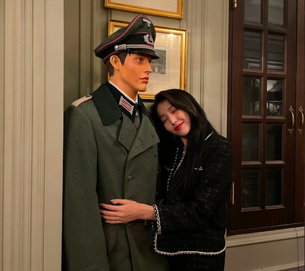 A cantora Sowon fazendo graça com um manequim vestido com uniforme nazista (Foto: Instagram)