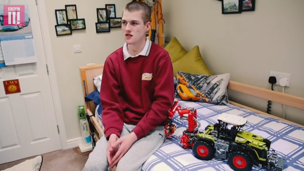 O adolescente tem dificuldades de aprendizado, mas constrói complexos modelos de Lego (Foto: BBC)
