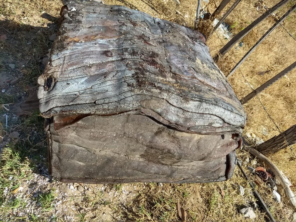 Pacote de material não identificado encontrado por pescador em Rio do Fogo, no litoral potiguar — Foto: Jarlene Bezerra