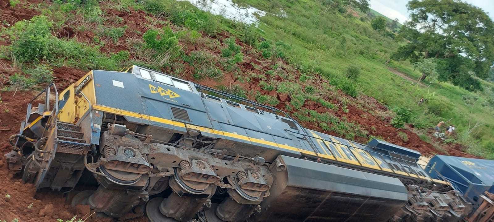 Trem descarrila após desabamento de terra provocado por chuvas em Jaú