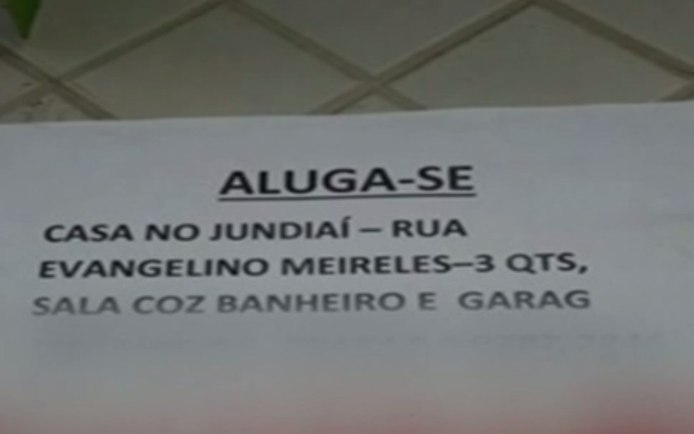 Golpista até espalhou cartazes com o contato dela para alugar a casa em Anápolis (Foto: Reprodução/ TV Anhanguera)