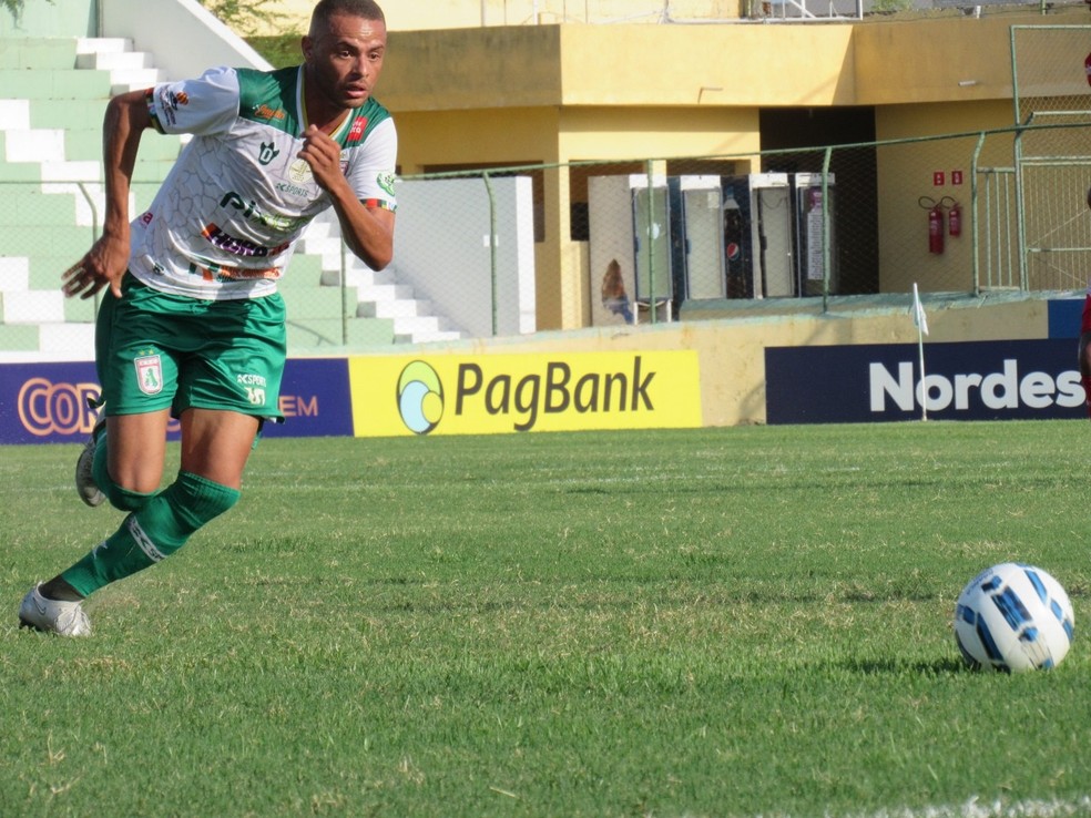 Esquerdinha com a camisa do Sousa na temporada passada — Foto: Jefferson Emmanoel / Sousa EC