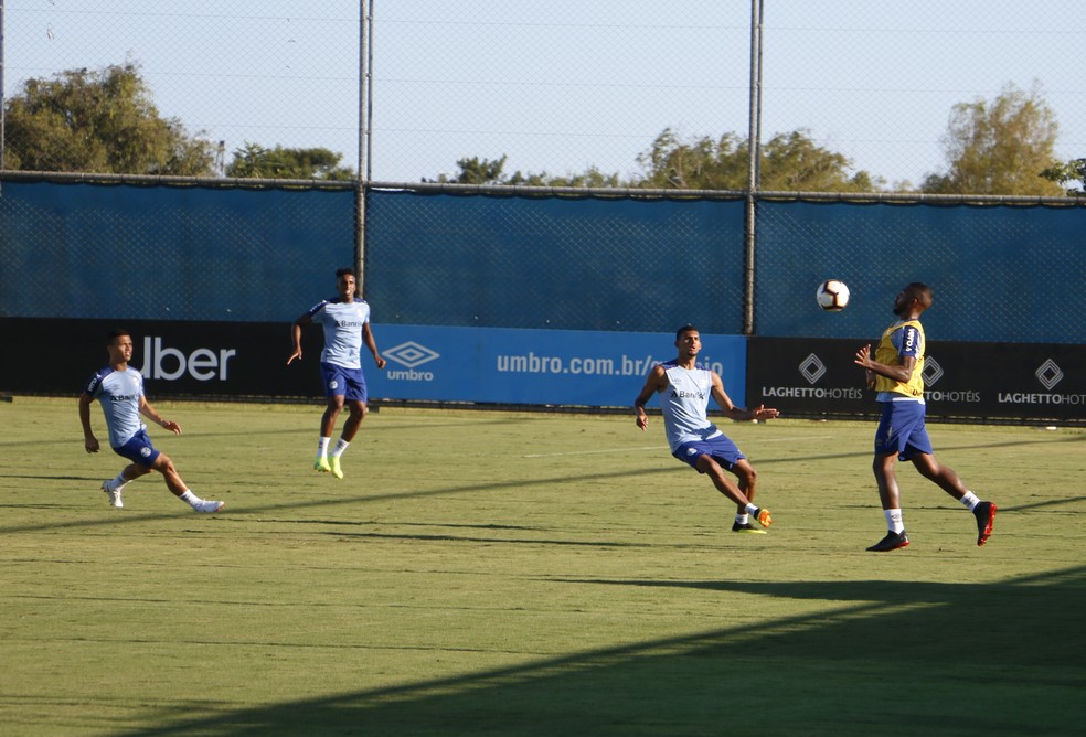 Recuperado de lesão, Paulo Miranda participa de treino — Foto: Eduardo Moura