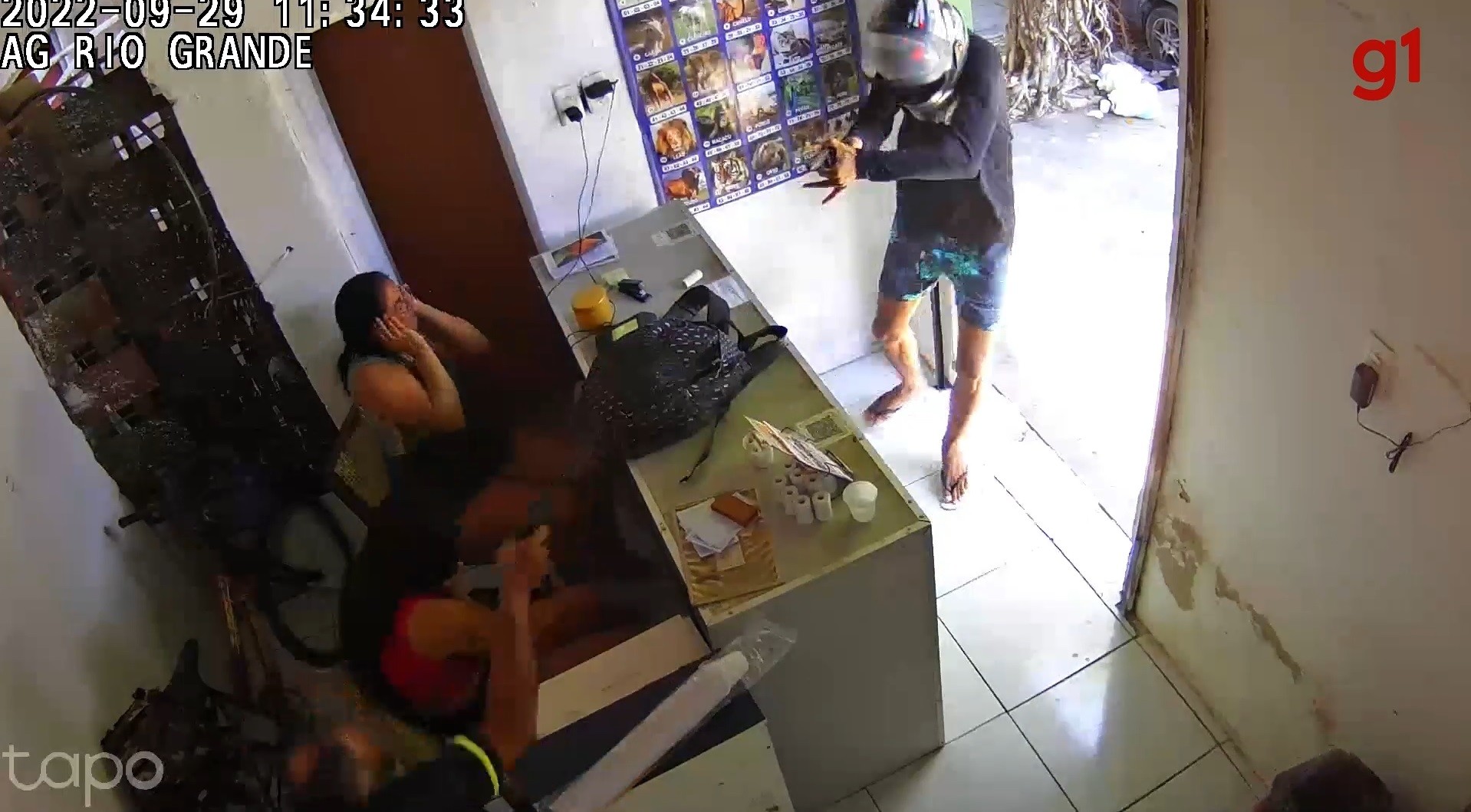 Policial militar da reserva troca tiros com suspeito durante assalto em casa de jogos em Fortaleza; vídeo