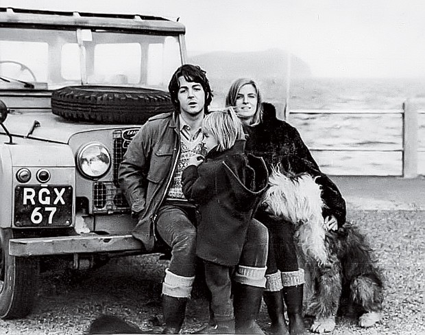 Paul McCartney e família posa ao lado de sua Land Rover Defender (Foto: Divulgação)