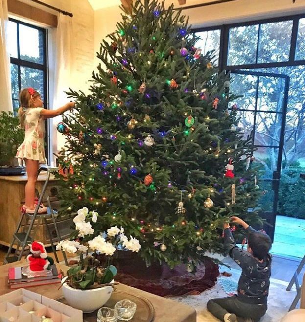 Gisele Bündchen mostra os filhos Vivian e Benjamin montando árvore de Natal gigante (Foto: Reprodução Instagram)