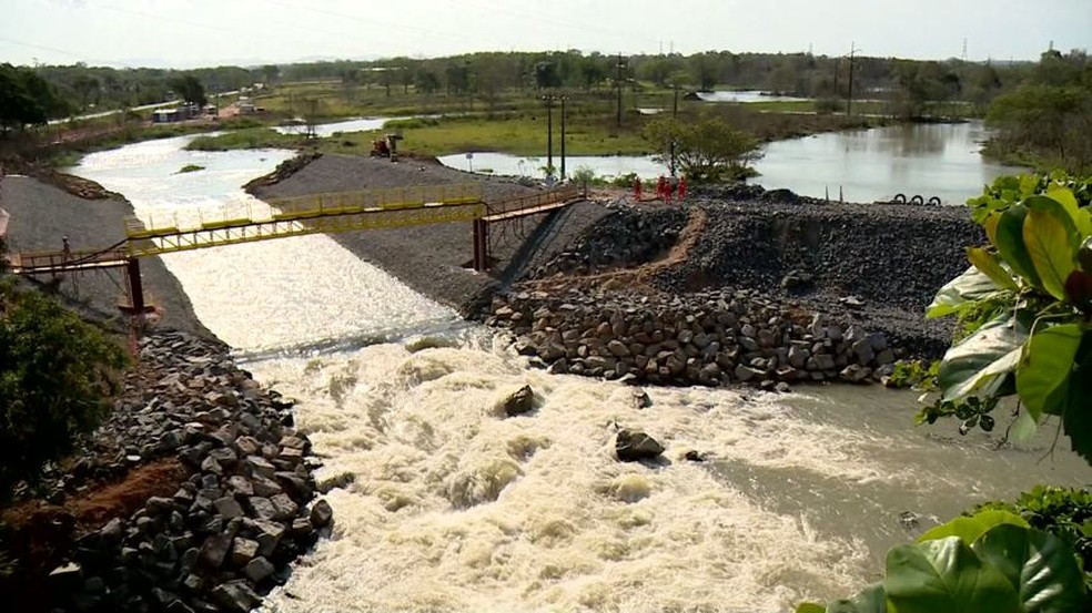 Canal Ã© aberto para escoar Ã¡gua de lagoa, em Linhares  â Foto: ReproduÃ§Ã£o/ TV Gazeta