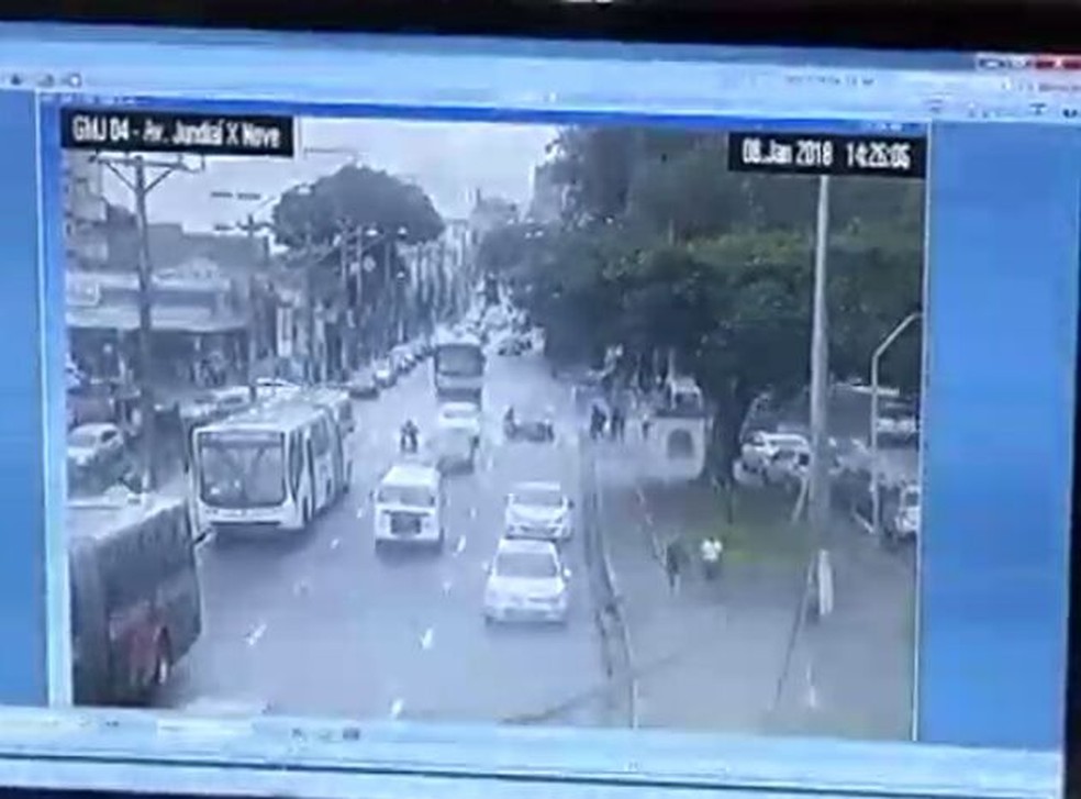 Câmeras de monitoramento da GM ajudaram Eleandra a identificar a possível dona da nota de R$ 100 que encontrou na rua (Foto: Guarda Municipal/Divulgação)