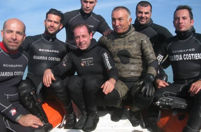Equipe de mergulhadores que localizou a embarcação naufragada (Foto: Reprodução)