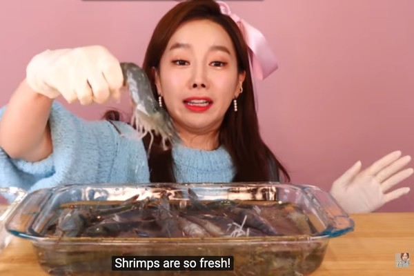 A youtuber sul-coreana Ssoyoung em um dos vídeos polêmicos nos quais aparece comendo animais vivos (Foto: Instagram)