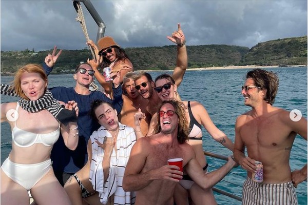 A atriz e modelo Cara Delevingne com amigos em passeio de barco no Havaí (Foto: Instagram)