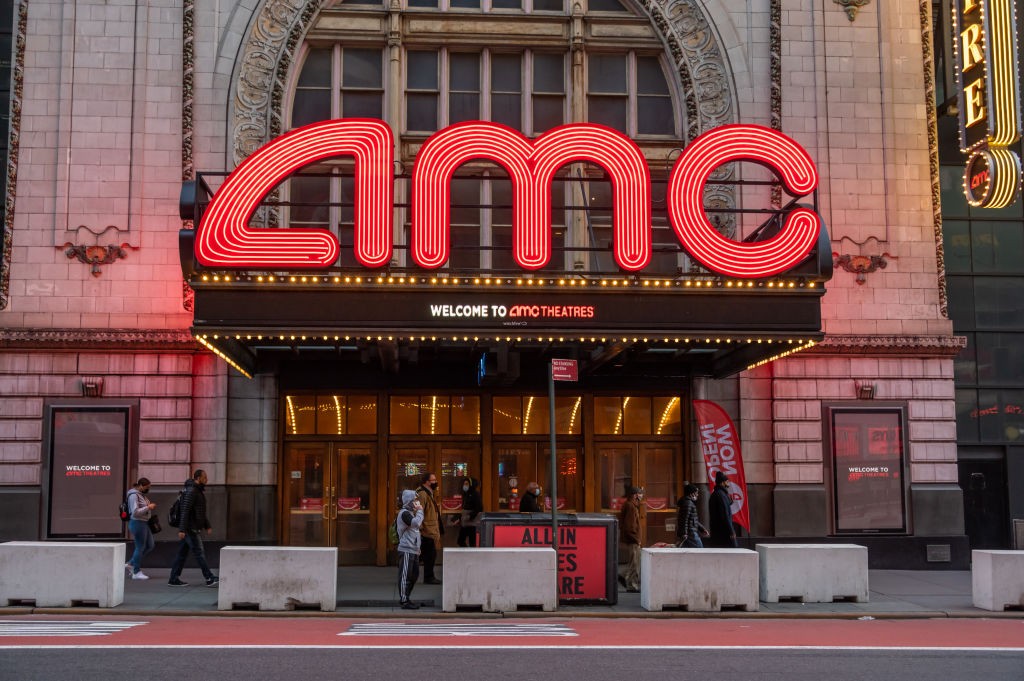 NEW YORK, NEW YORK - MARCH 09: People walk outside the AMC Empire 25 movie theater in Times Square amid the coronavirus pandemic on March 09, 2021 in New York City. It has been one year since COVID-19 was first reported in New York City. After undergoing  (Foto: Getty Images)