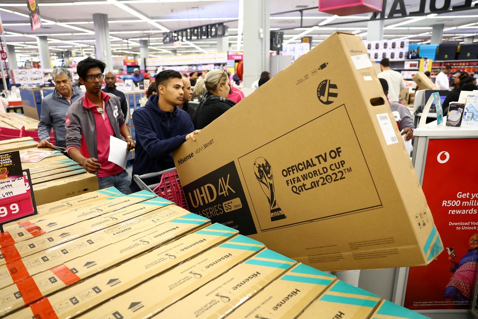 Consumidores aproveitam os descontos da Black Friday para comprar TVs e outros produtos. — Foto: Esa Alexander/ Reuters