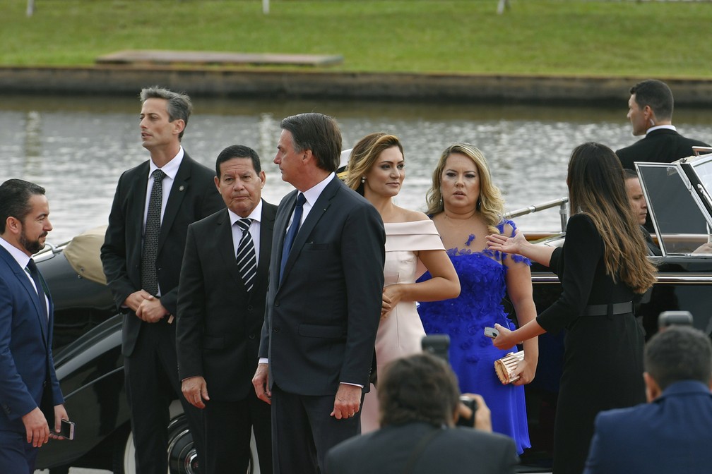 O vice-presidente, general Hamilton Mourão; o presidente, Jair Bolsonaro; a primeira-dama, Michelle Bolsonaro; e a esposa do vice-presidente, Paula Mourão — Foto: Geraldo Magela/Agência Senado