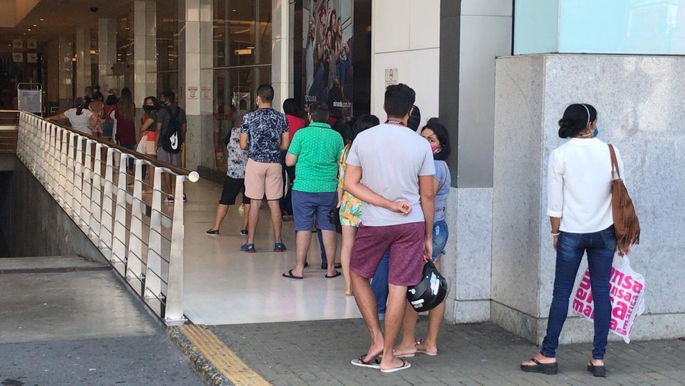 Terça-feira, 28/07/2020 - Clientes fazem fila e aguardam entrada em shopping de Natal no primeiro dia de reabertura dos estabelecimento em Natal.  — Foto: Kleber Teixeira/Inter TV Cabugi