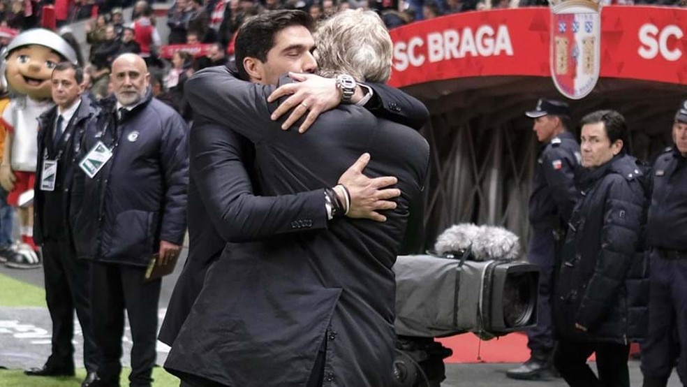 Jorge Jesus e Abel Ferreira se abraçam nos tempos de Portugal. Ambos fizeram história — Foto: Reprodução