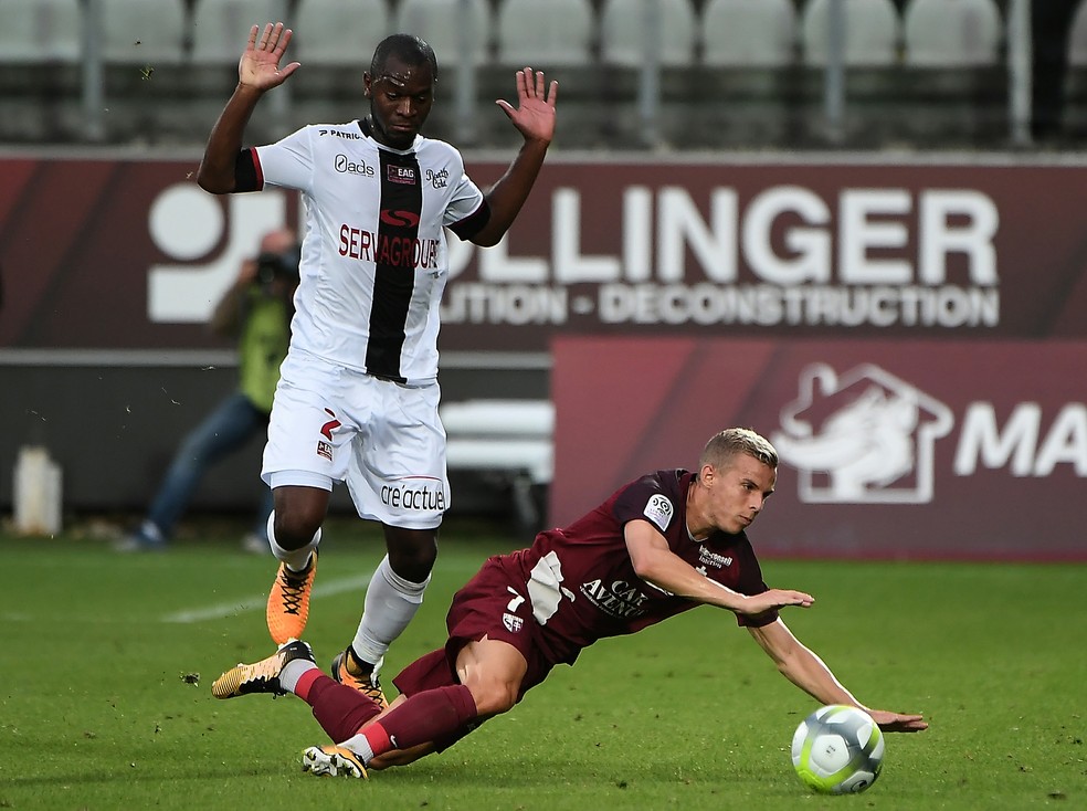 Jordan Ikoko, de uniforme branco, em ação pelo Guingamp (Foto: AFP)